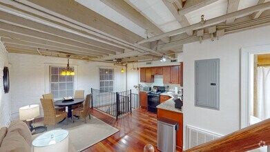 Building Photo - 206 S Market St