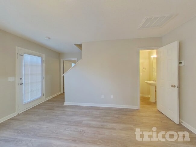 Building Photo - 2048 Lake Carolina Dr