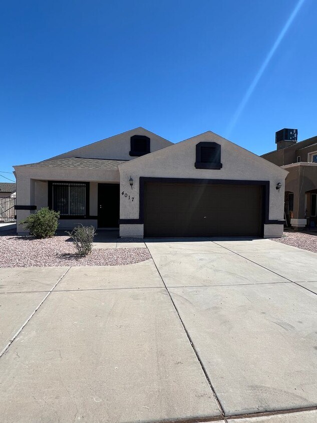 Foto principal - South Phoenix 4 Bed 2 Bath