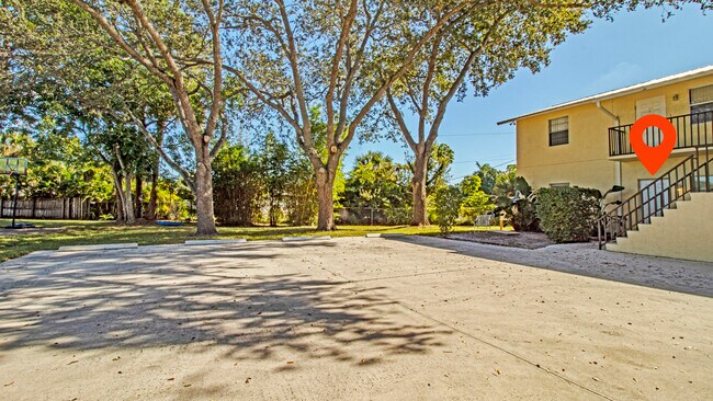 Foto del edificio - 702 SW Gardens Blvd