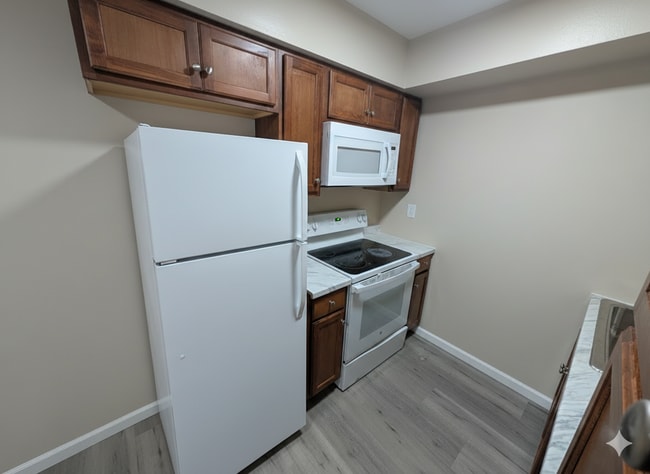 Building Photo - 407 Holiday Dr