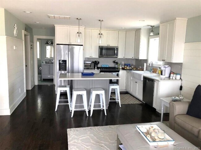 Foto del edificio - 1001 Fairfield Beach Rd