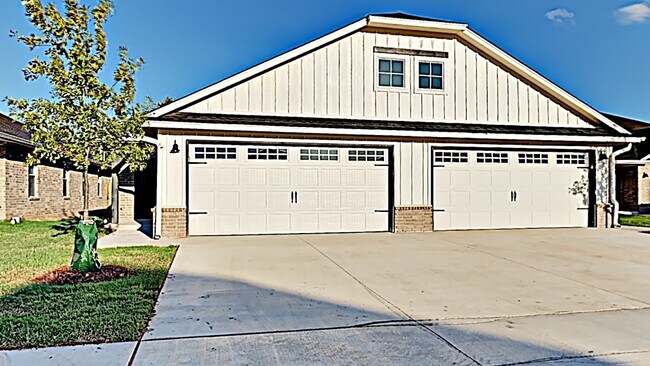 Building Photo - 3 Bedroom 2 Bath Duplex Near Tinker AFB