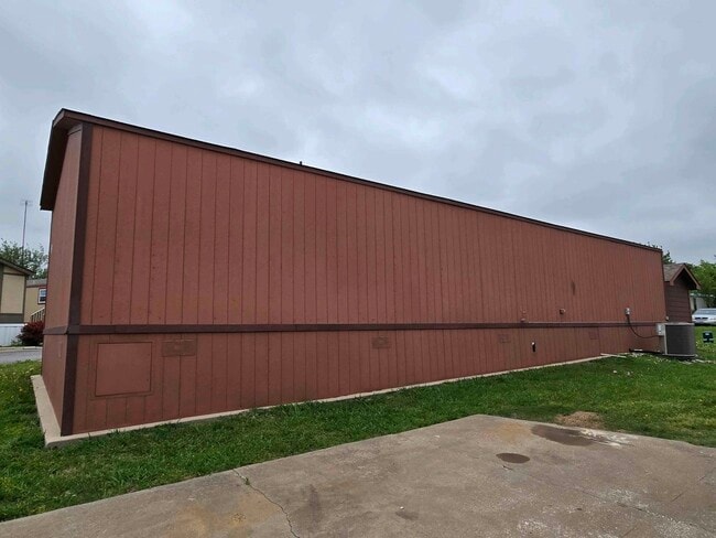 Building Photo - 709 N Collins Fwy