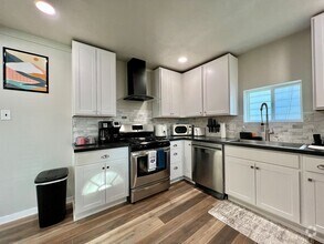 Building Photo - 1310 S Sheffield Ave