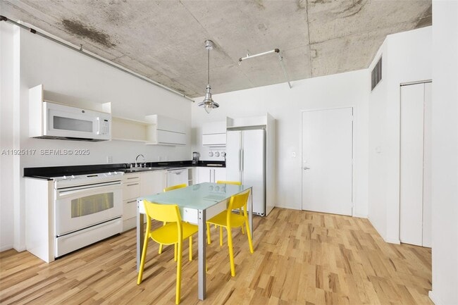 Foto del edificio - 690 SW 1st Ct