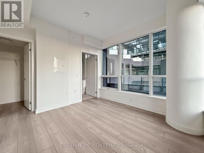 Photo du bâtiment - 110 Broadway Ave