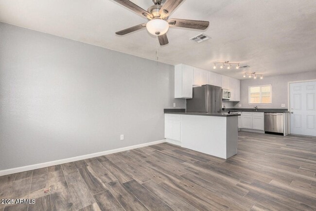 Building Photo - 214 N 88th Pl