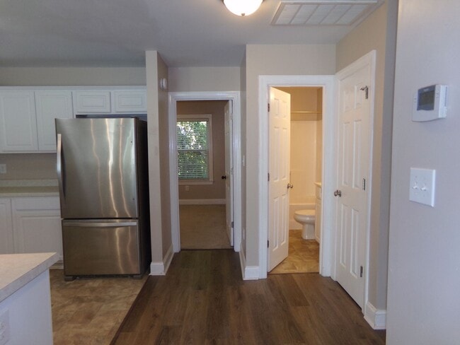 Building Photo - Location, Location, Location!! $100.00 off First Months Rent!