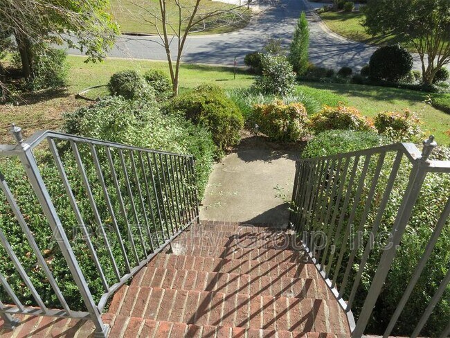 Building Photo - 3165 Glenshire Dr