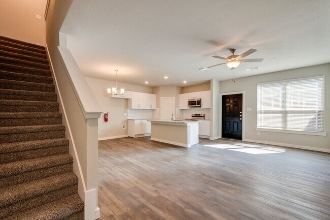 Foto del edificio - AVAILABLE NOW! GORGEOUS 2 BEDROOM FOUR PLE...