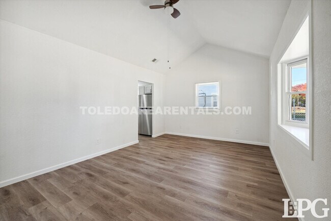 Building Photo - 433 Mayfair Blvd