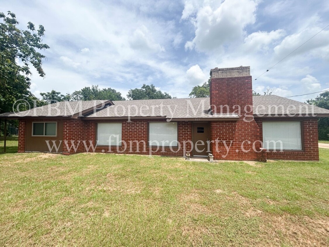 Primary Photo - 319 McEntire Rd