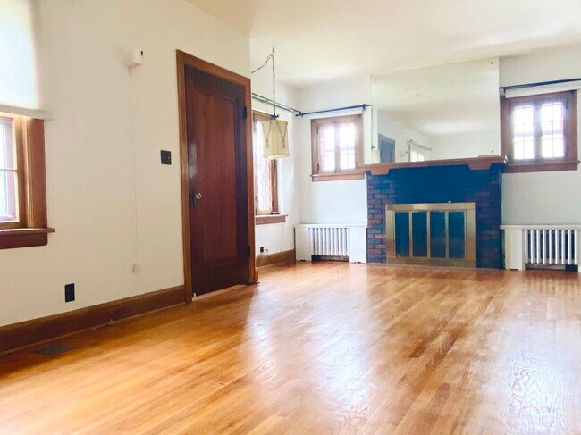 Building Photo - 312 School St