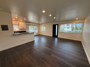 Building Photo - 1561 Oak St