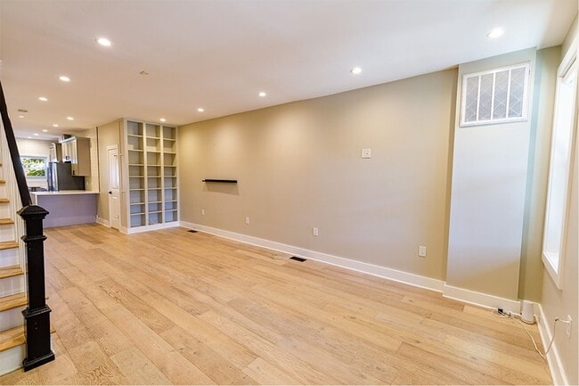 Foto del edificio - Beautifully Updated 4 Bed/3.5 Bath Row-Hom...