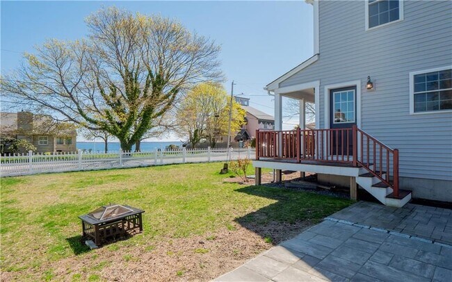 Building Photo - 94 Narragansett St