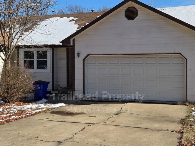 Foto del edificio - 8307 Woodson Dr