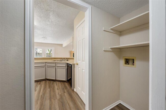 Foto del edificio - 1717 Parkfield Cove