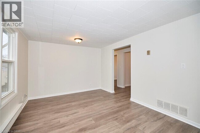 Photo du bâtiment - 33 Lock St