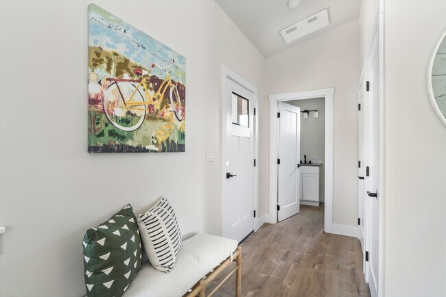 Foto del edificio - Brand New 2 Bed/1 Bath Duplex Apartment wi...