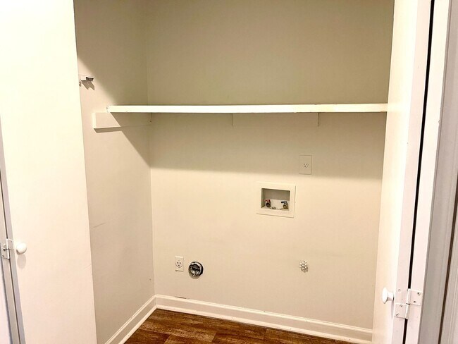 Building Photo - Welcome to this handsome 2 bedroom, 1 bath...