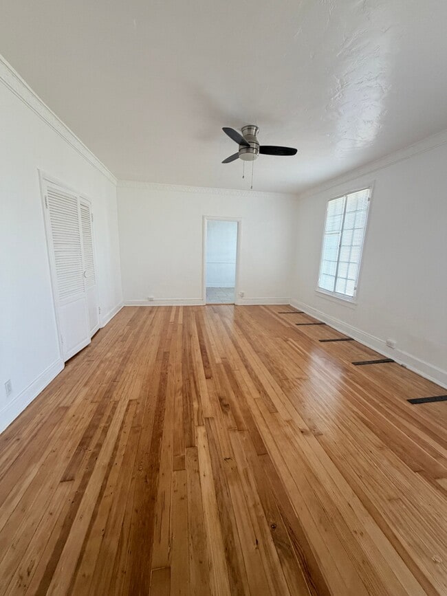 Building Photo - 318 S Kingsley Dr