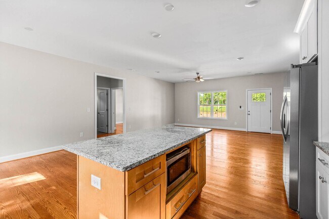 Foto del edificio - 2459 Griffith Rd