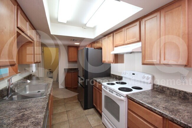 Foto del edificio - 3705 S Dennis Dr