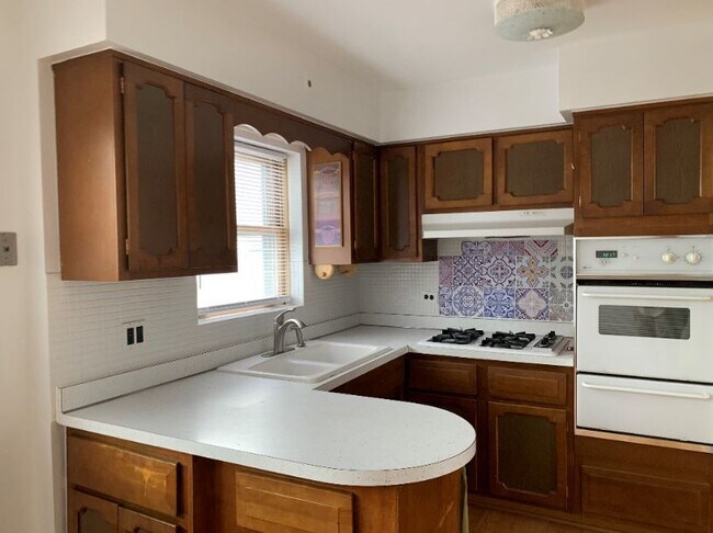 kitchen - 6319 N Mobile Ave