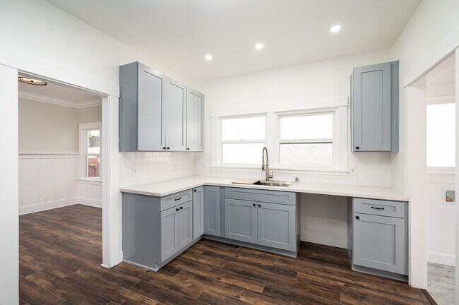 Kitchen - 931 S Grand Ave