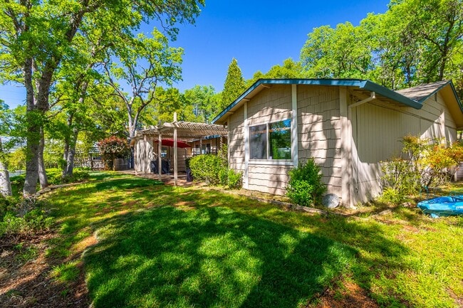 Foto del edificio - Gorgeous lakeside home on acreage in Shing...
