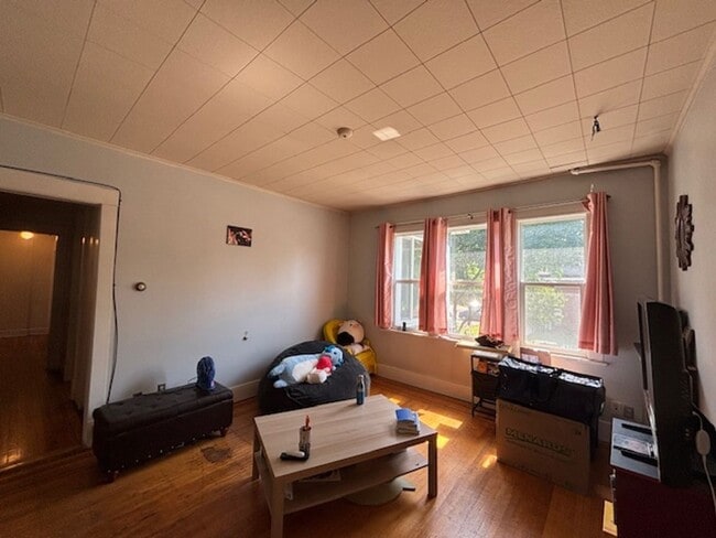 Building Photo - 2 BR/1 BA Apartment in a Great Minneapolis...
