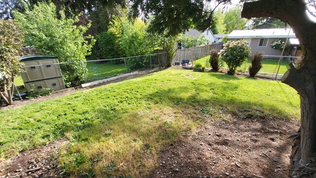 Foto del edificio - 943 165th Ave SE Bellevue, WA 98008 $2,500...