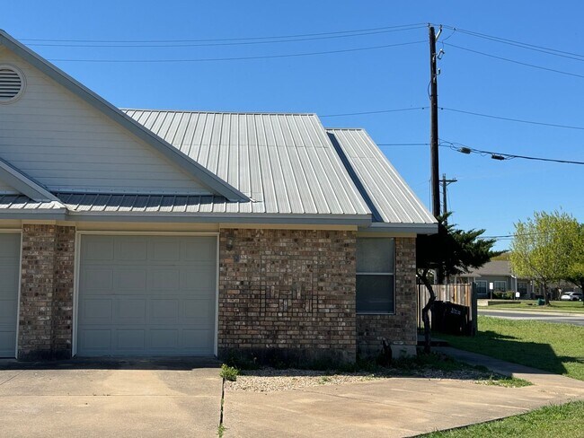 Building Photo - 2914 Whisper Oaks