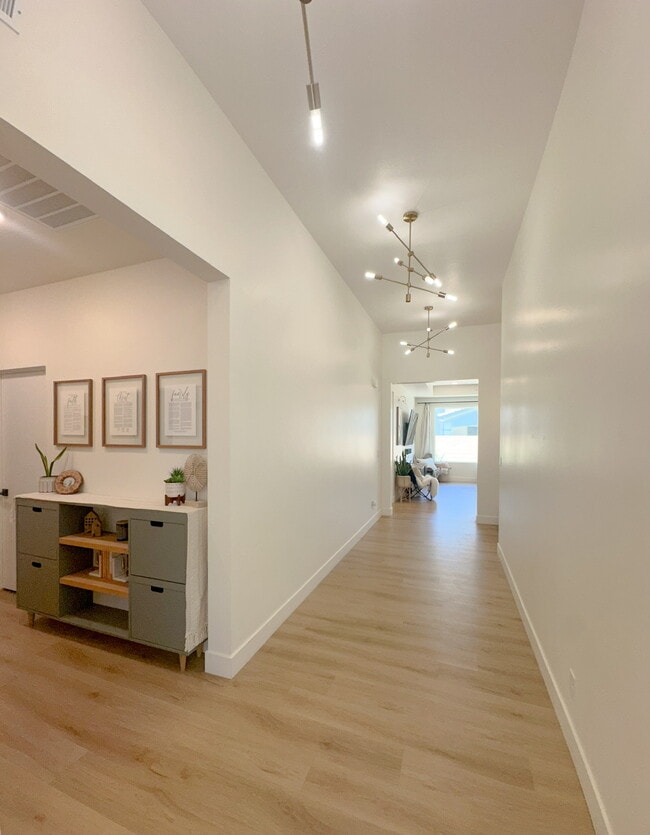 Building Photo - 5741 S Russet Sun Dr