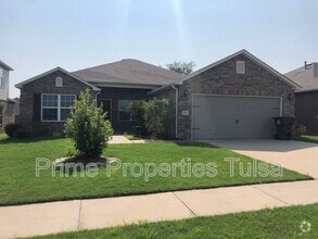 Building Photo - 14763 S Lakewood Ave