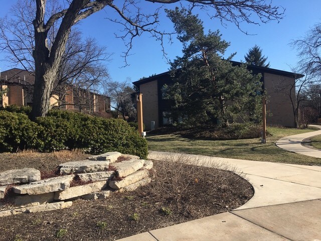 Foto del edificio - 6115 Knoll Wood Rd