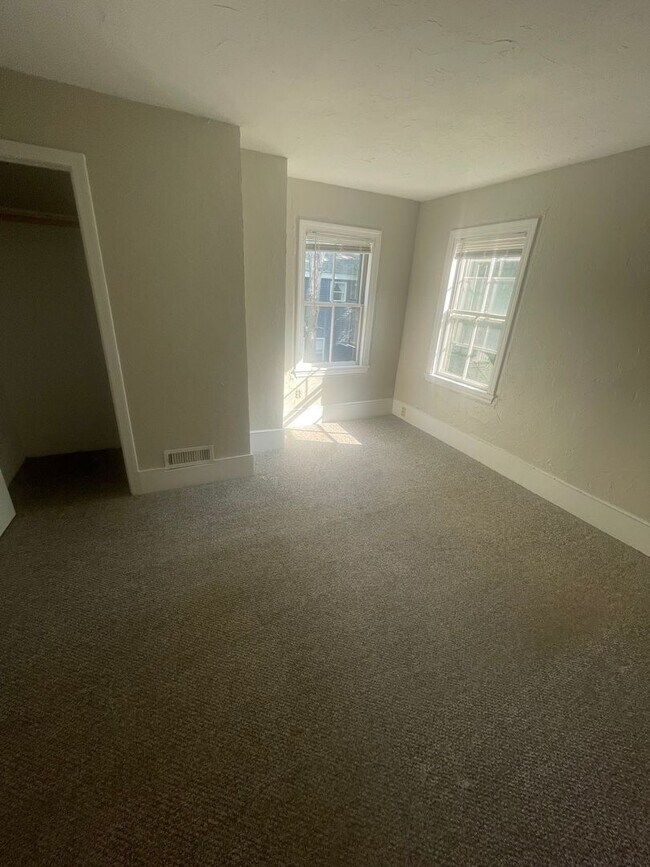 Building Photo - Large 3 bed located next to the Commuter R...