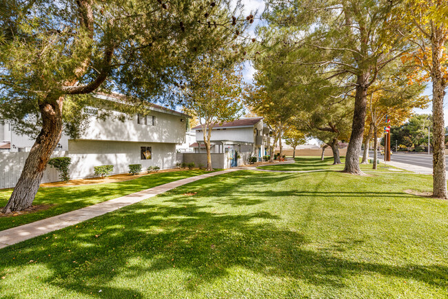 Foto del edificio - Woodlands West Townhomes