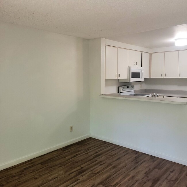 Building Photo - Nice 2 Bedroom Condo across from Kamaole I...