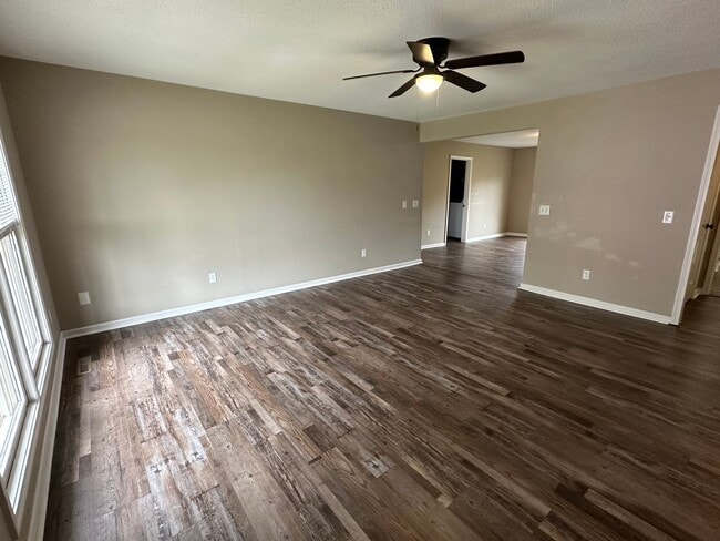 Building Photo - 1402 Valleywood Dr