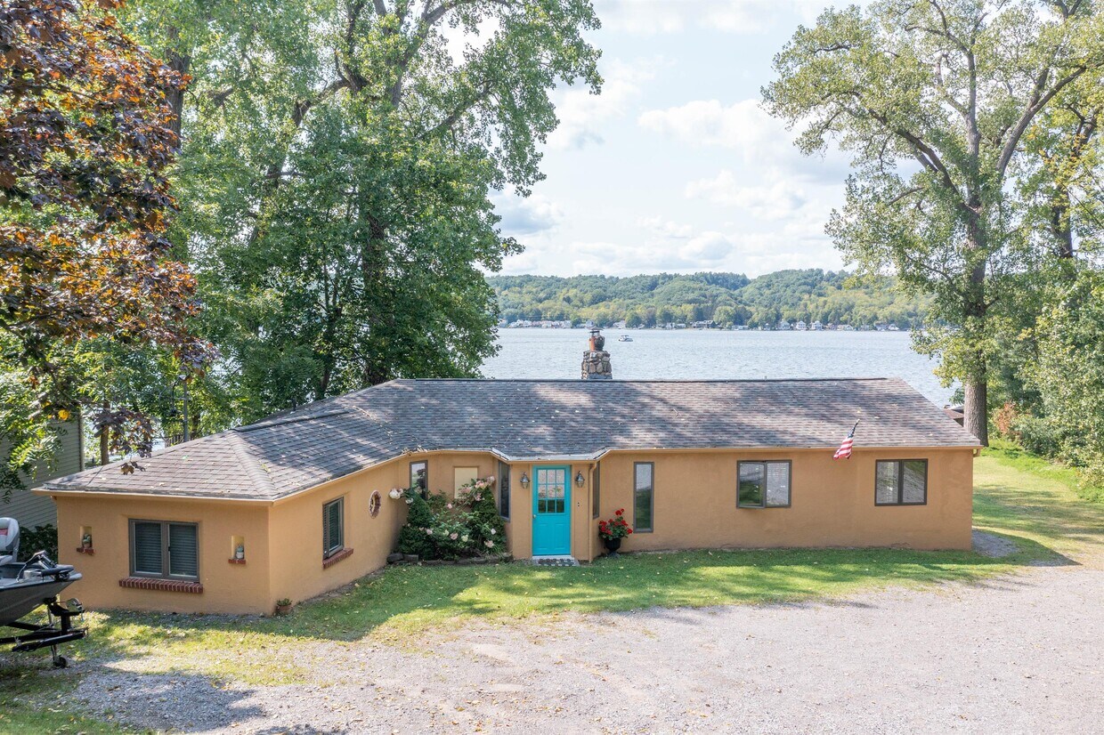 Primary Photo - 5596 E Lake Rd