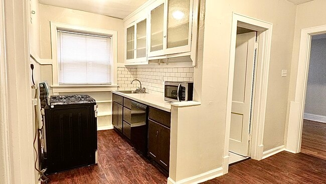 Updated kitchen with new stainless steel appliances - 4967 Lindenwood Ave