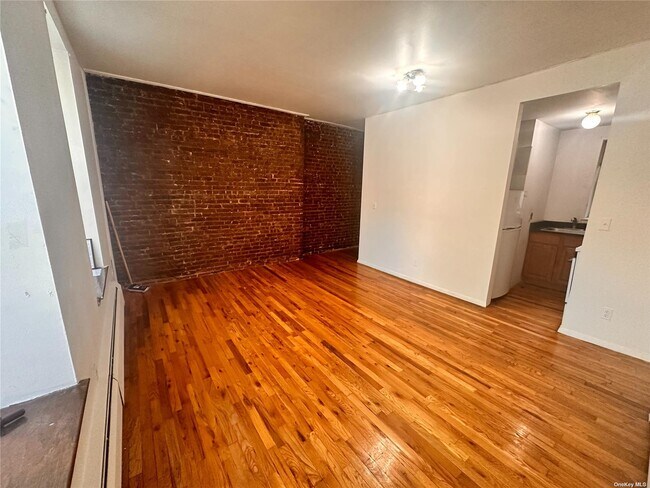 Building Photo - 472 41st St