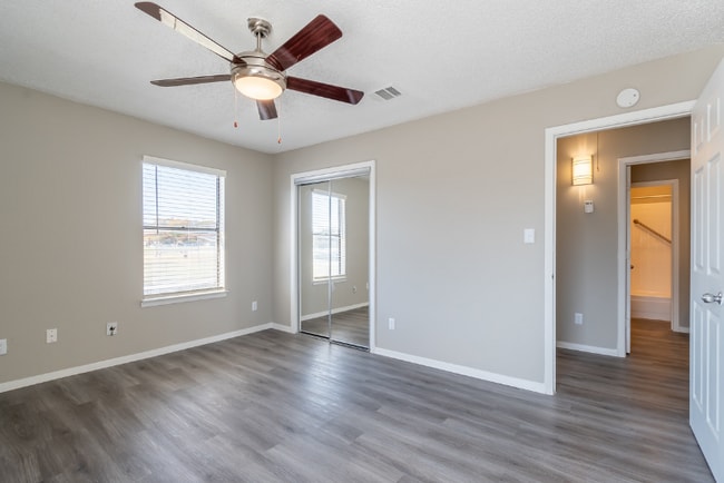 Building Photo - 128 S Las Vegas Trail