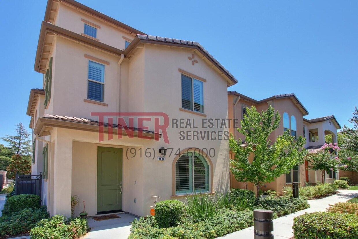 Primary Photo - Huntington Sierra Oaks Gem with Fabulous A...
