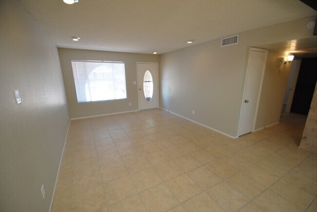 Building Photo - 940 S Fontana