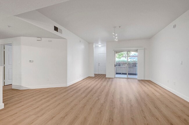 Building Photo - Spacious 3-Bed Condo with Updated Kitchen & Baths