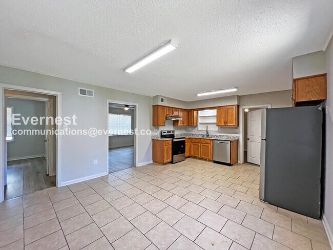 Foto del edificio - 4 Bed, 1.5 Bath Home with Fenced Yard / Pet-Friendly / Coming Soon!